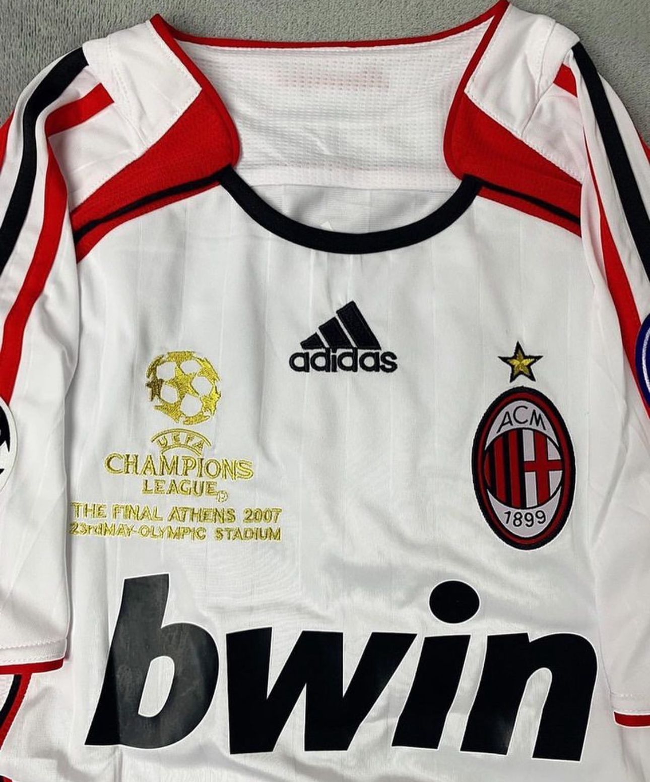 Milan Beyaz Efsane Forma