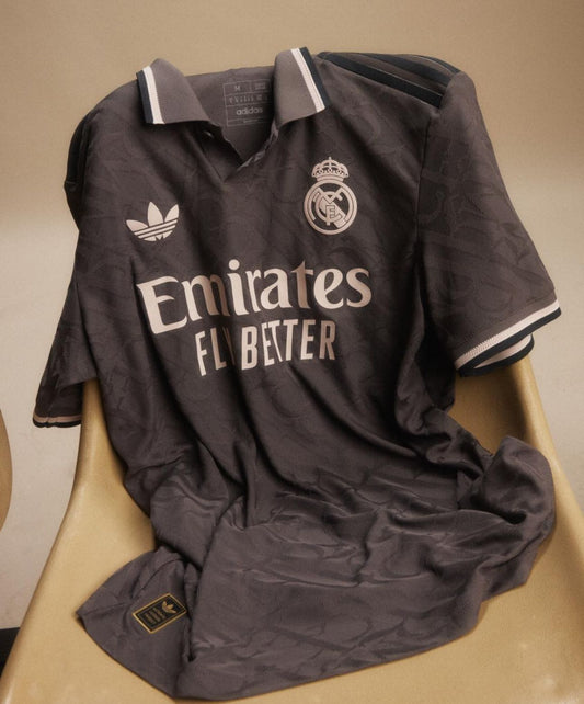 Real Madrid 3 Forma Yakalı